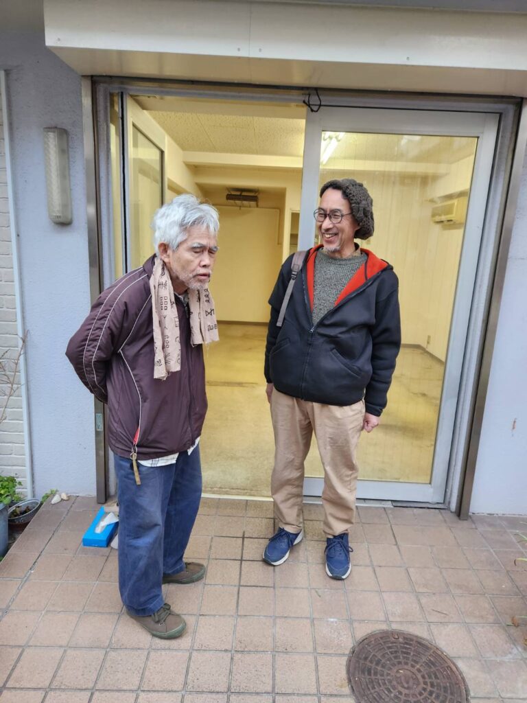 閉鎖し明け渡す当日の あぱけん事務所前で 八木さんと内藤